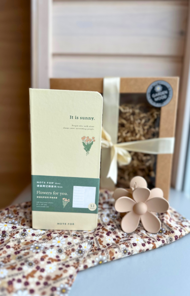 Gift set "Daisy dream" with hair clip, scarf and planner