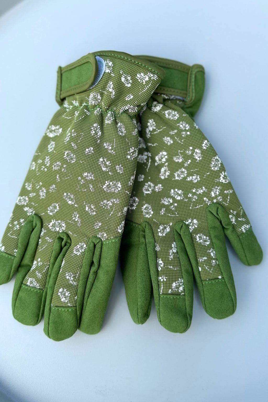 Gardening gloves (two sizes)