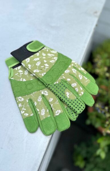 Gardening gloves (enhanced grip, thorn protection)
